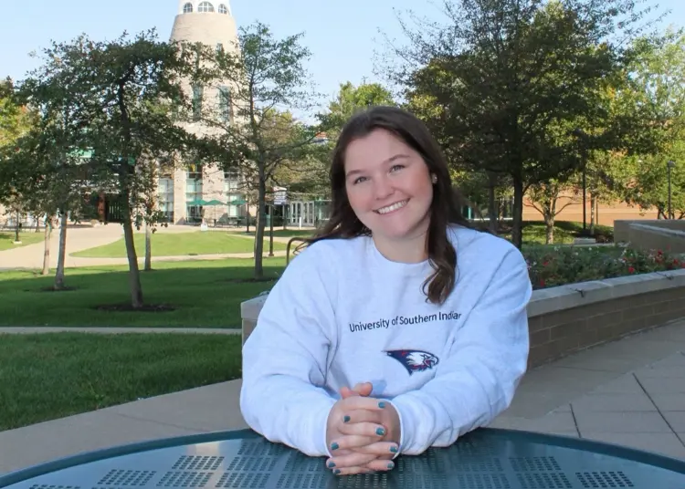Casual portrait of USI biology alumna Lauren Monroe on campus