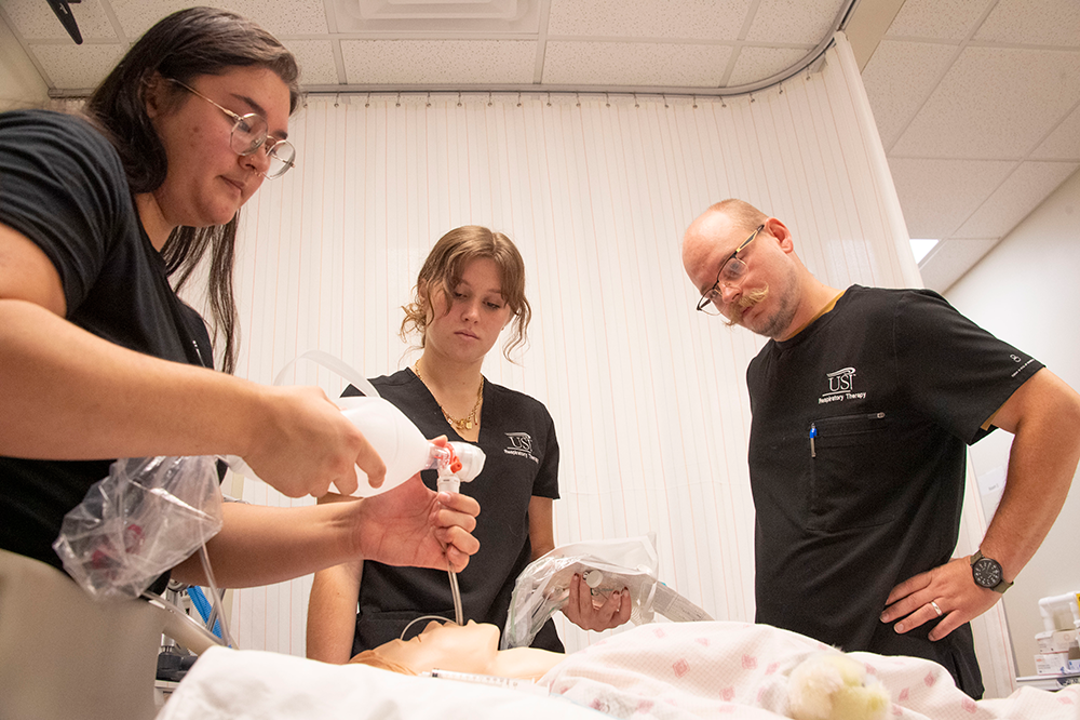 Students working in respiratory therapy lab