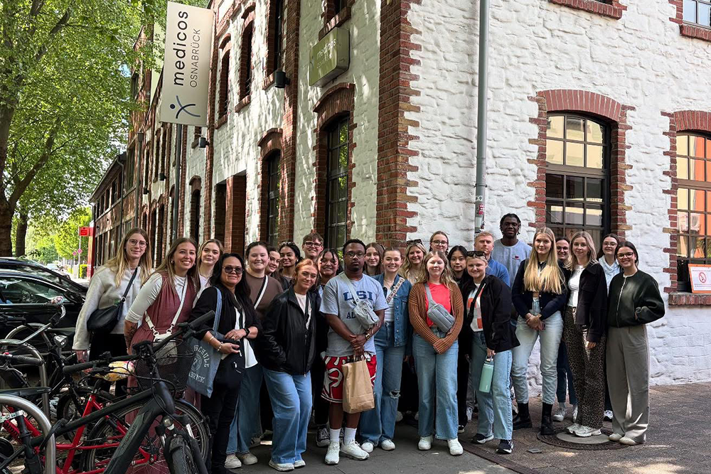 Students outside Medicos Osnabrück, a rehabilitation facility