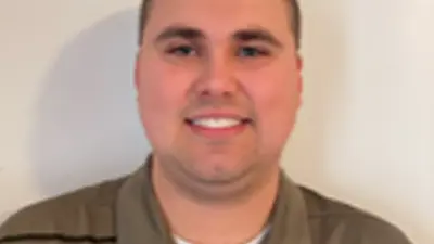 Casual portrait of USI computer science graduate Anthony Ellis